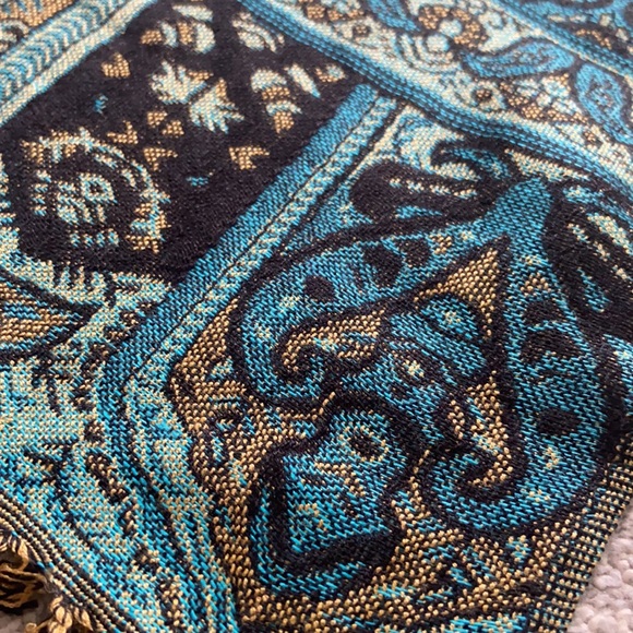 Authentic Italian Shawl/Scarf - Picture 3 of 6